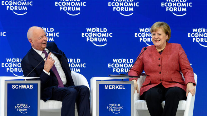 Angela Merkel, Chanceler Federal da Alemanha, Klaus Schwab, Fundadora e Presidente Executiva do Fórum Econômico Mundial durante a sessão Discurso especial de Angela Merkel, Chanceler Federal da Alemanha na Reunião Anual de 2019 do Fórum Econômico Mundial em Davos, 23 de janeiro , 2019.